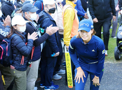 1番、ギャラリーの拍手の中、坂を上がる渋野（撮影・浅見桂子）