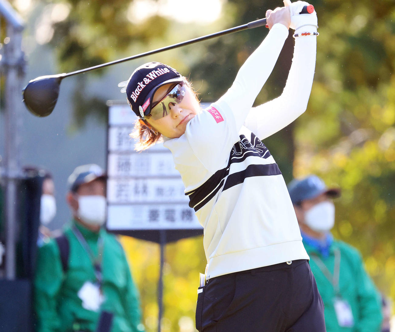 1番、ティーショットを放つ藤田（撮影・浅見桂子）