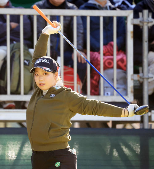 1番、ティーでストレッチする後藤（撮影・浅見桂子）