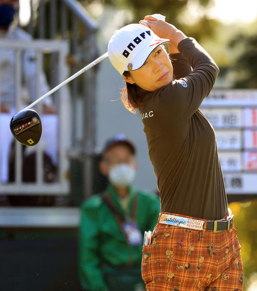 1番、ティーショットを放つ李知姫（撮影・浅見桂子）
