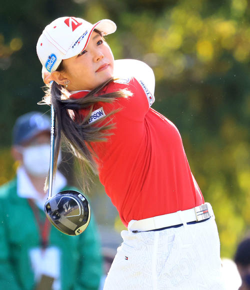 1番、ティーショットを放つ吉田（撮影・浅見桂子）