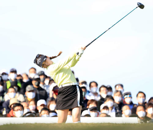 10番、ティーショットを放つ西村（撮影・浅見桂子）