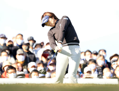 10番、ティーショットを放つ葭葉（撮影・浅見桂子）