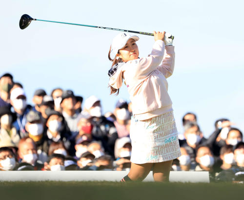 10番、ティーショットを放つ阿部（撮影・浅見桂子）