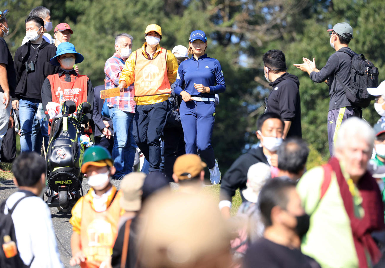 ギャラリーの拍手の中、8番に向かう渋野（撮影・浅見桂子）