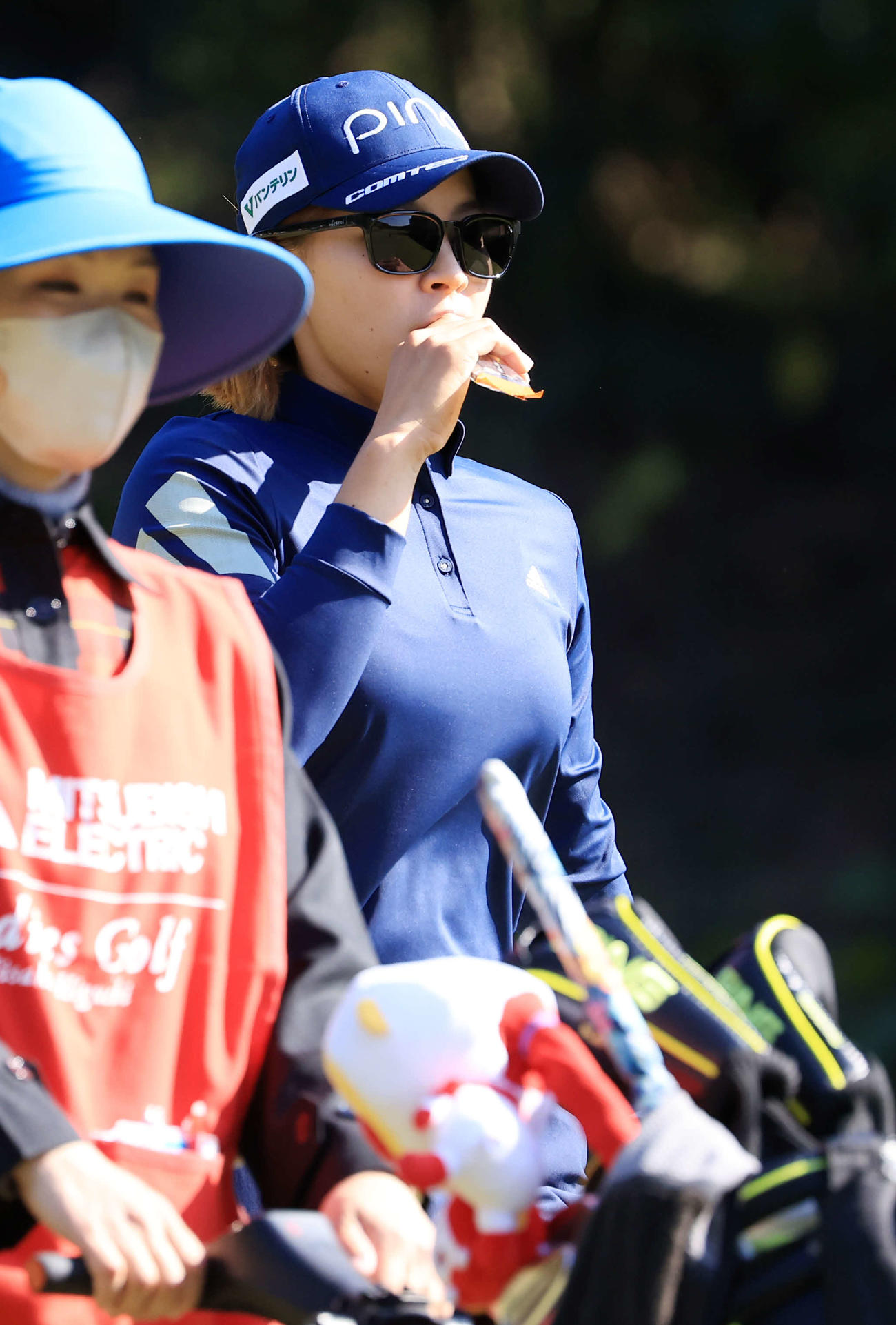 7番、ラウンド中、栄養補給する渋野（撮影・浅見桂子）