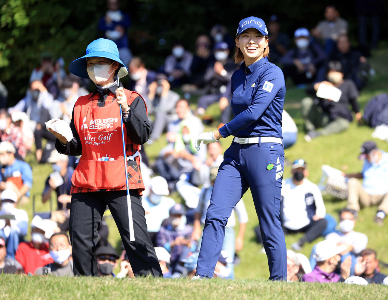 8番、ティーショットを放ち、笑顔を見せる渋野（撮影・浅見桂子）