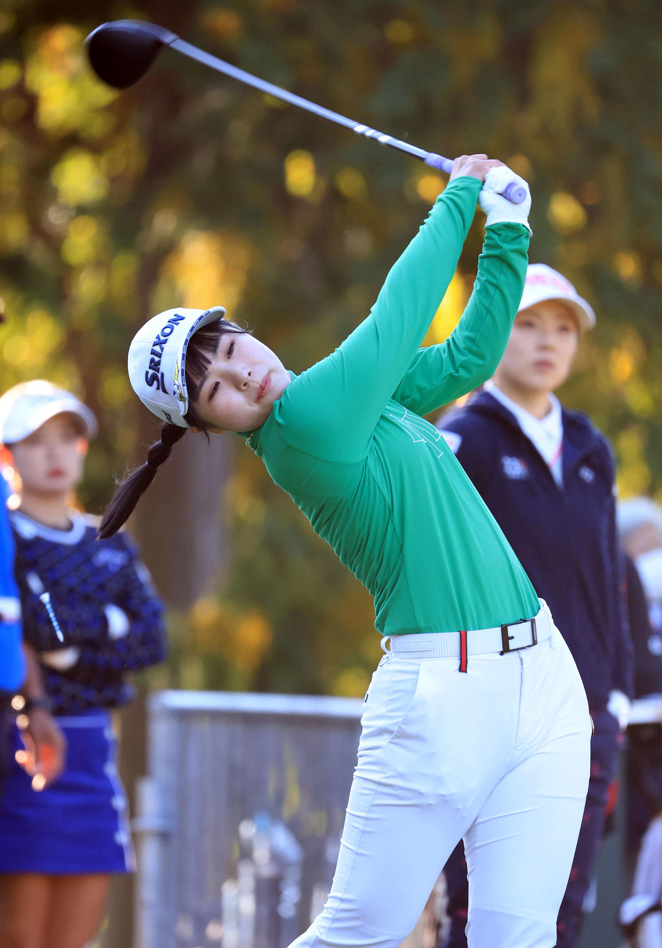 1番、ティーショットを放つ尾崎（撮影・浅見桂子）