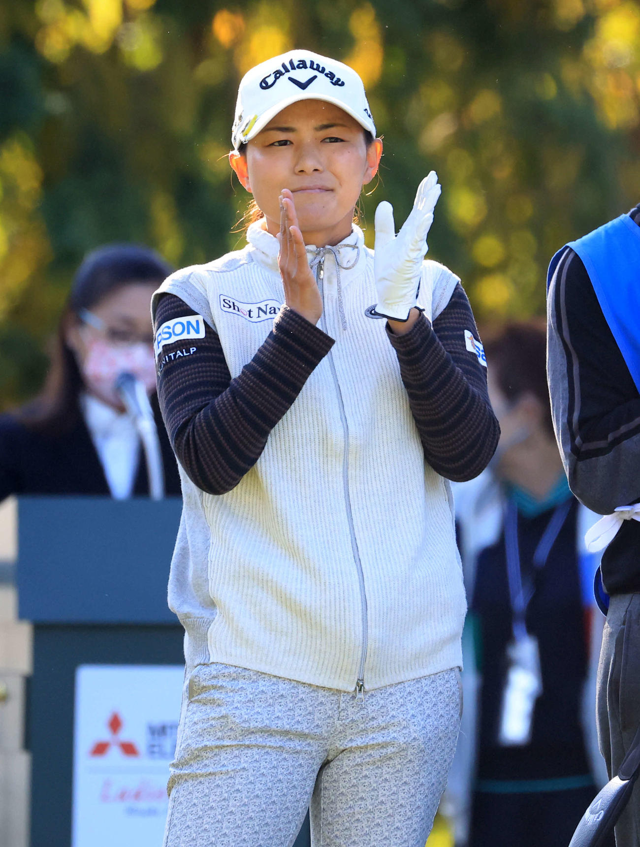 1番、ティーで拍手する横峯（撮影・浅見桂子）
