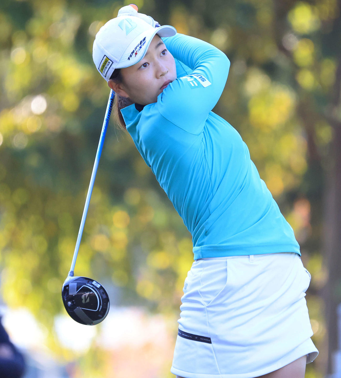 1番、ティーショットを放つ佐藤（撮影・浅見桂子）