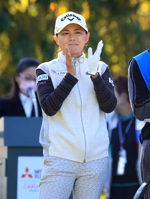 1番、ティーで拍手する横峯（撮影・浅見桂子）