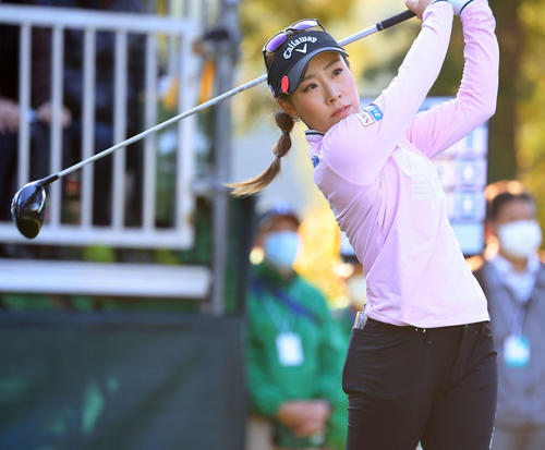 1番、ティーショットを放つ木村（撮影・浅見桂子）