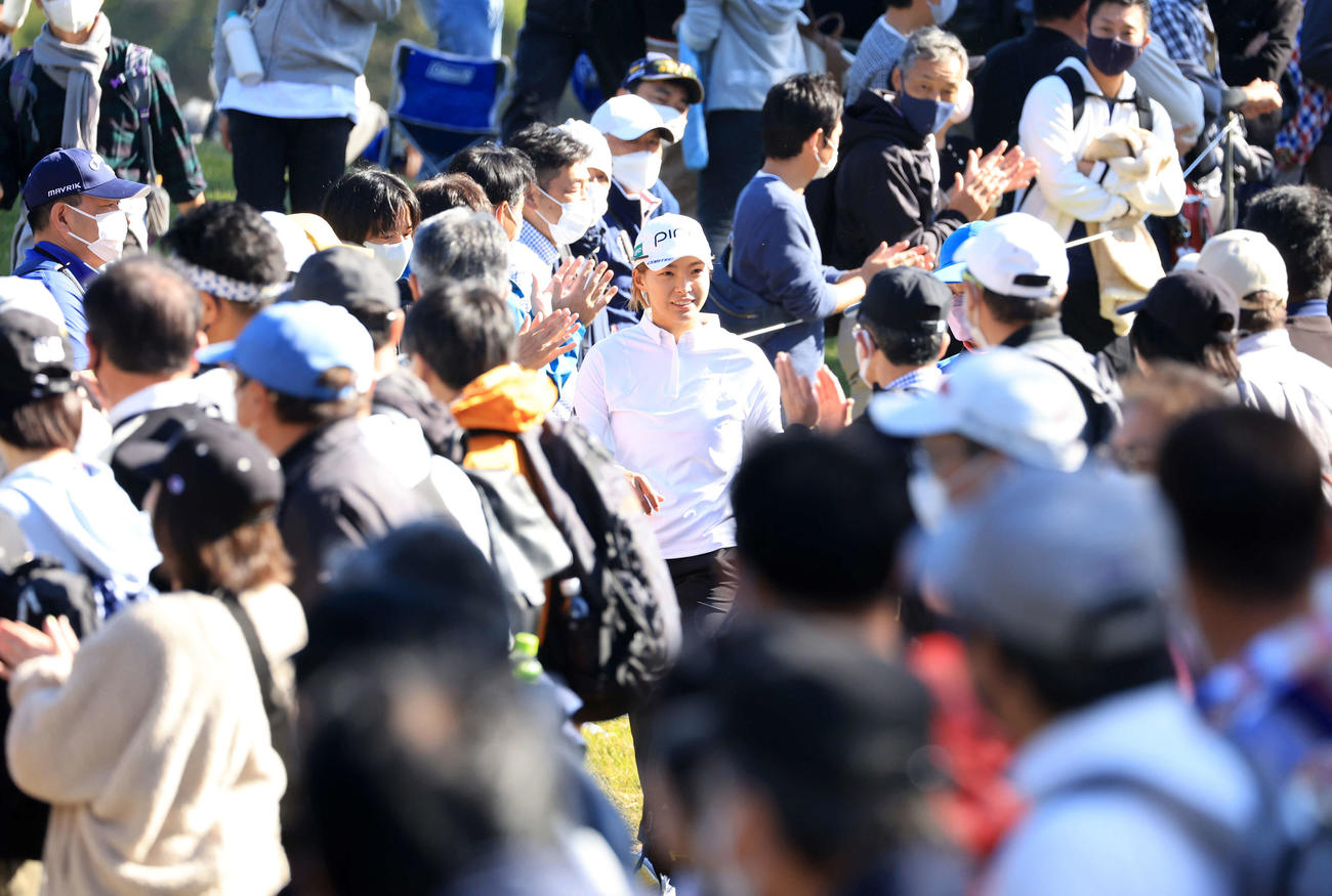 15番、ギャラリーの拍手の中、ティーグラウンドに向かう渋野（撮影・浅見桂子）
