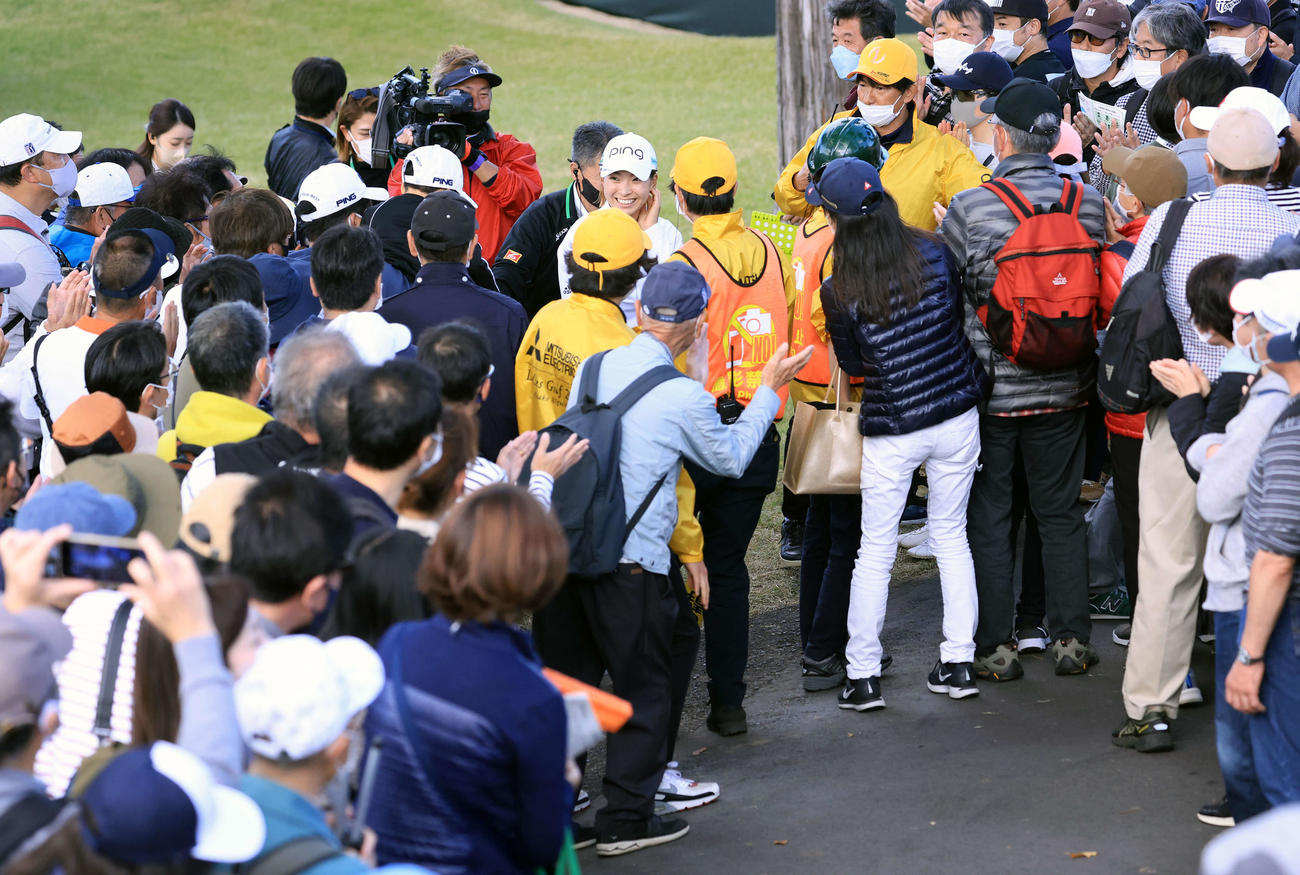 ホールアウトした渋野（中央）は大勢のギャラリーの拍手の中、笑顔で引き揚げる（撮影・浅見桂子）