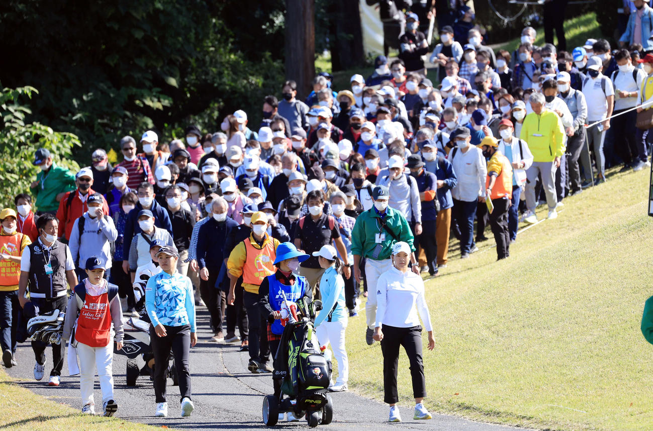 15番、ギャラリーを引き連れラウンドする渋野（右）（撮影・浅見桂子）