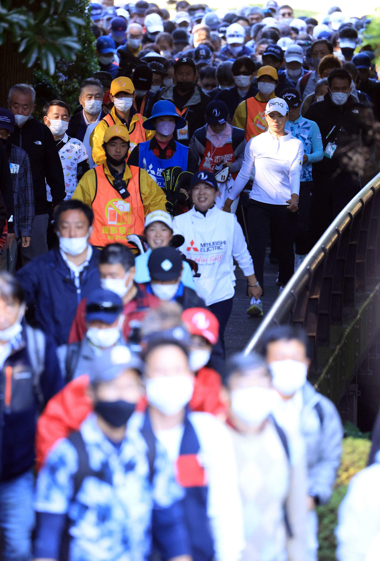 大勢のギャラリーの中、ラウンドで橋を渡る渋野日向子（右）（撮影・浅見桂子）