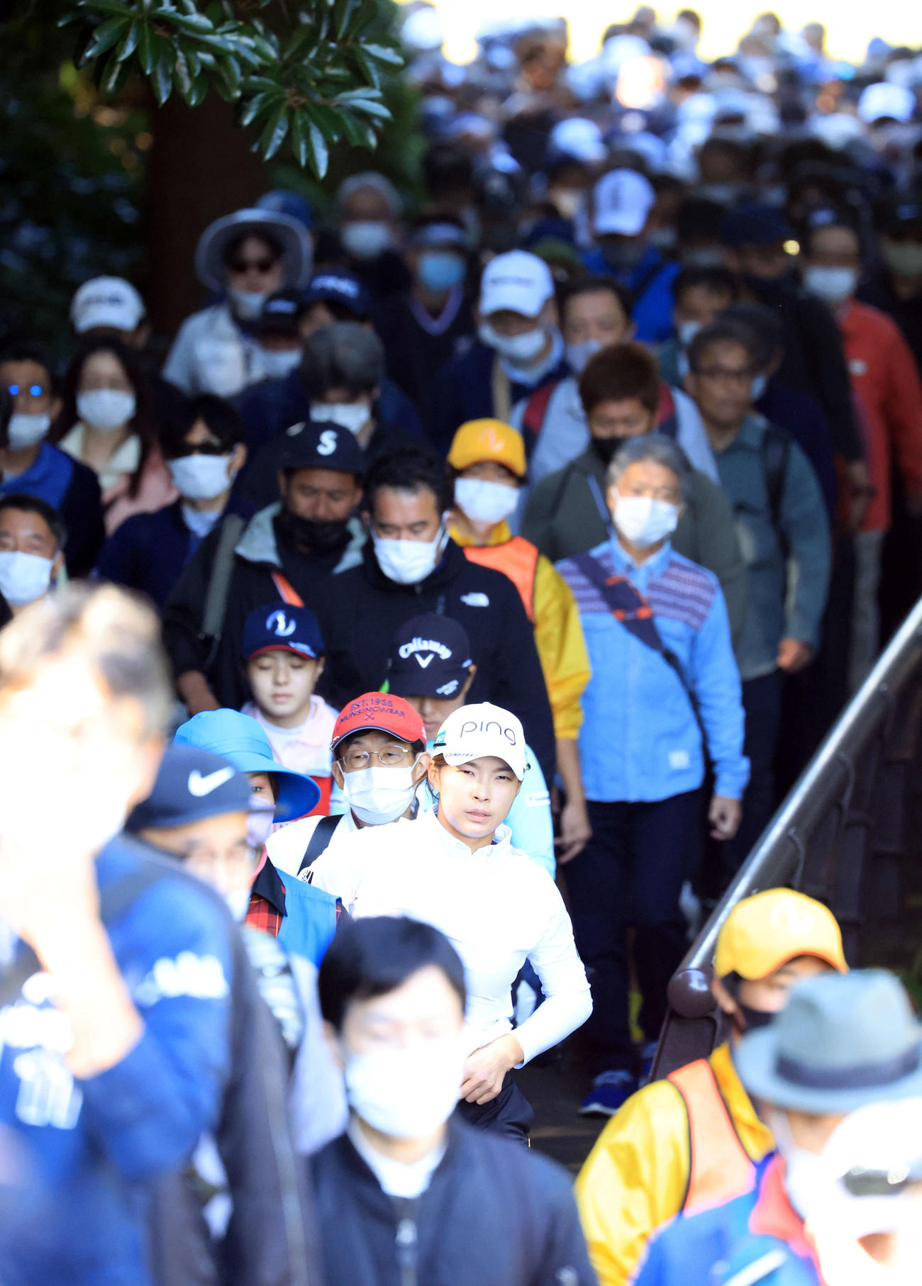 大勢のギャラリーの中、ラウンドで橋を渡る渋野日向子（手前）（撮影・浅見桂子）