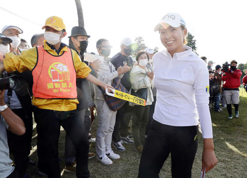 ホールアウトした渋野はギャラリーの拍手の中、笑顔で引き揚げる（撮影・浅見桂子）
