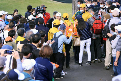 ホールアウトした渋野（中央）は大勢のギャラリーの拍手の中、笑顔で引き揚げる（撮影・浅見桂子）