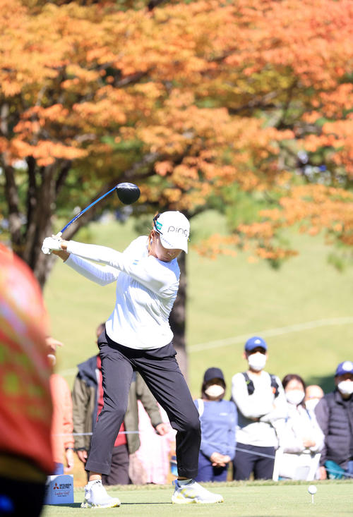 16番、紅葉を背にティーショットを放つ渋野（撮影・浅見桂子）