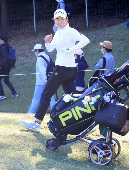 11番、笑顔でラウンドする渋野（撮影・浅見桂子）