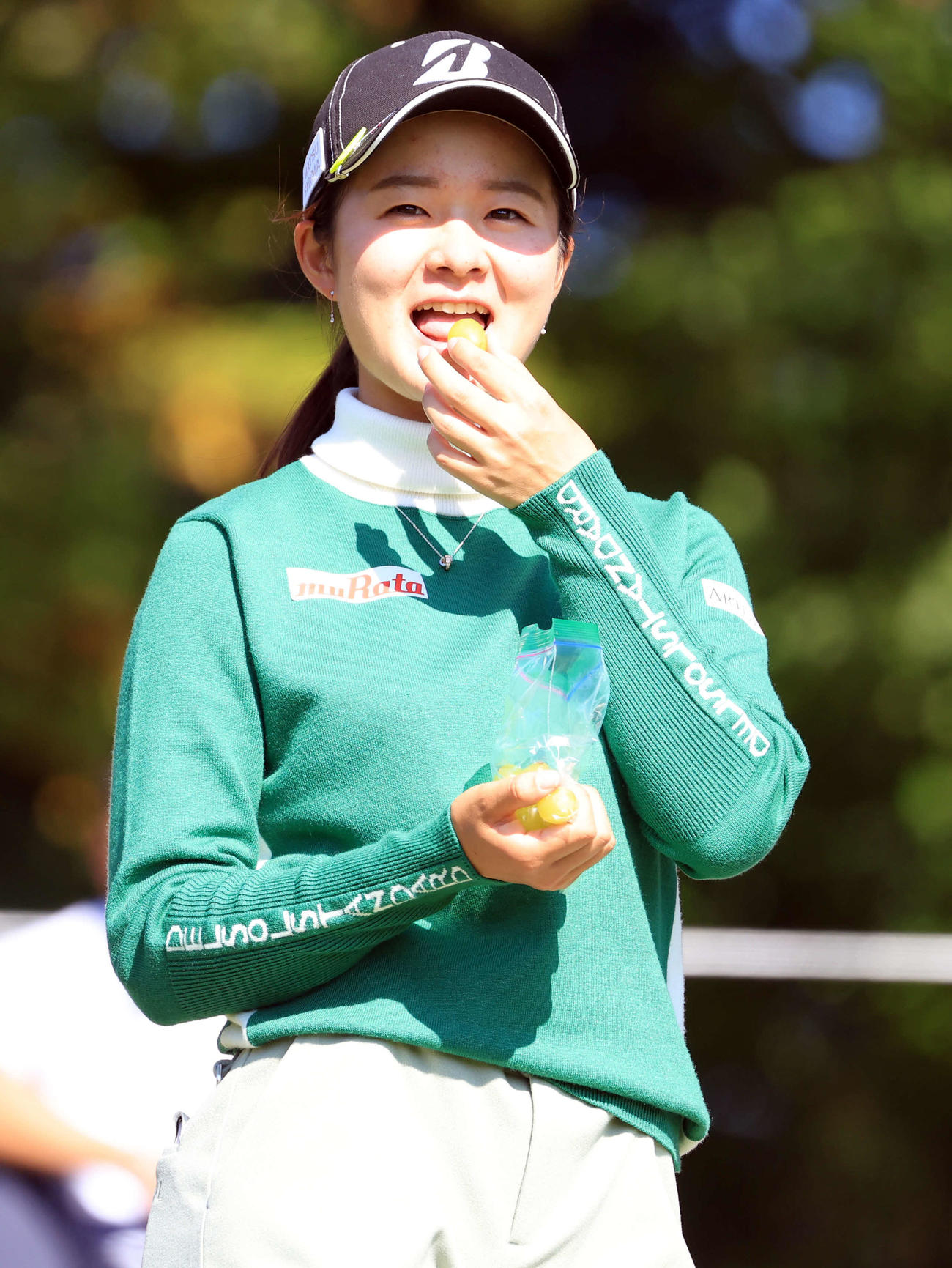 8番、マスカットを食べる川崎（撮影・浅見桂子）