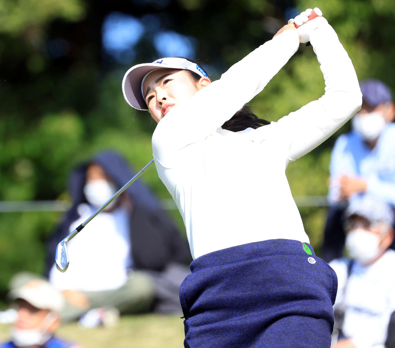 8番、ティーショットを放つ山下（撮影・浅見桂子）