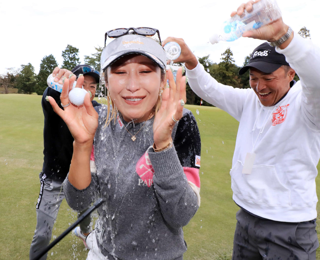 11年ぶりの優勝を決めた金田はキャディーから水シャワーを浴びる（撮影・浅見桂子）