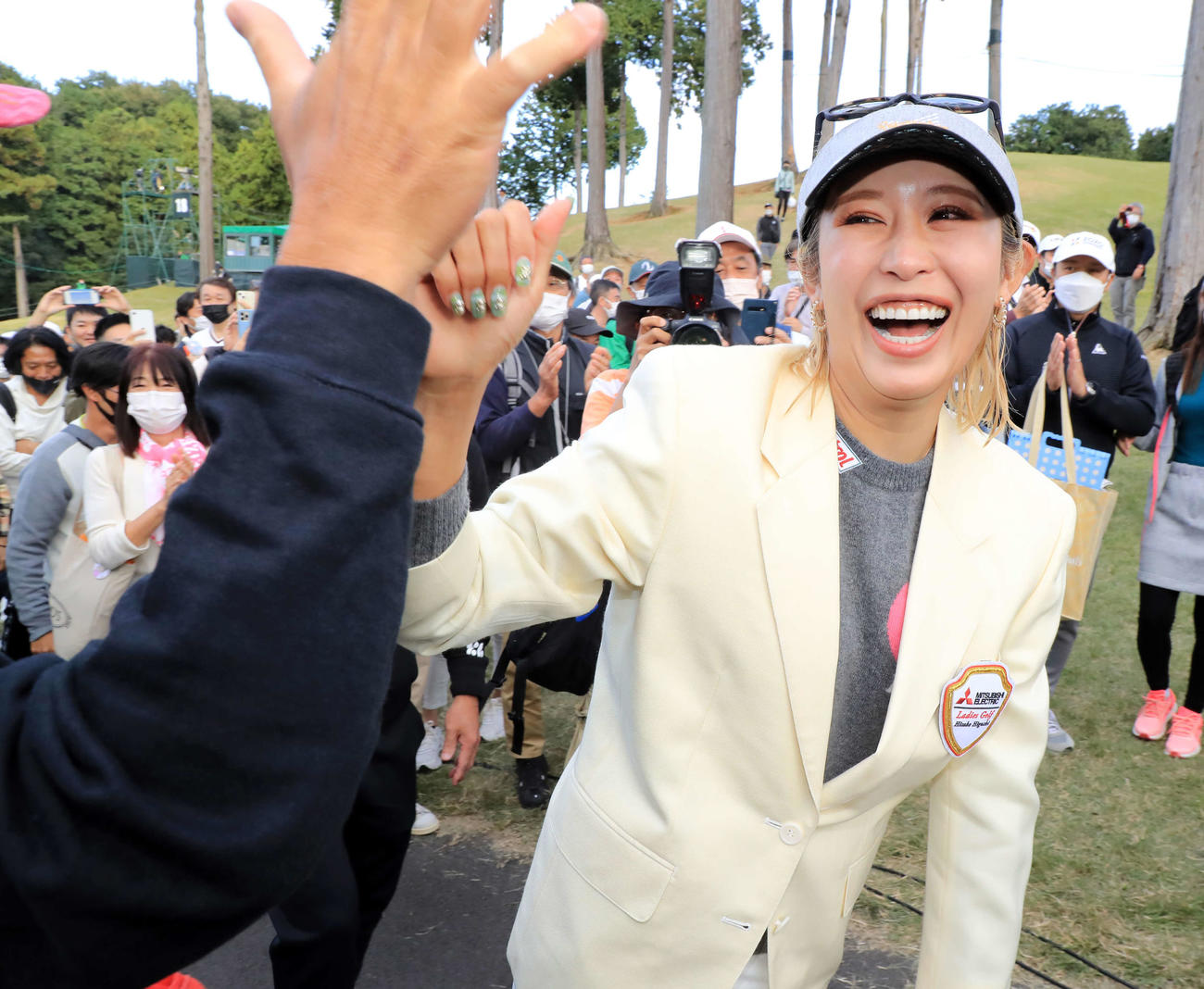 18番、11年ぶりの優勝を決めた金田は、横断幕を掲げる応援団と笑顔で喜び合う（撮影・浅見桂子）