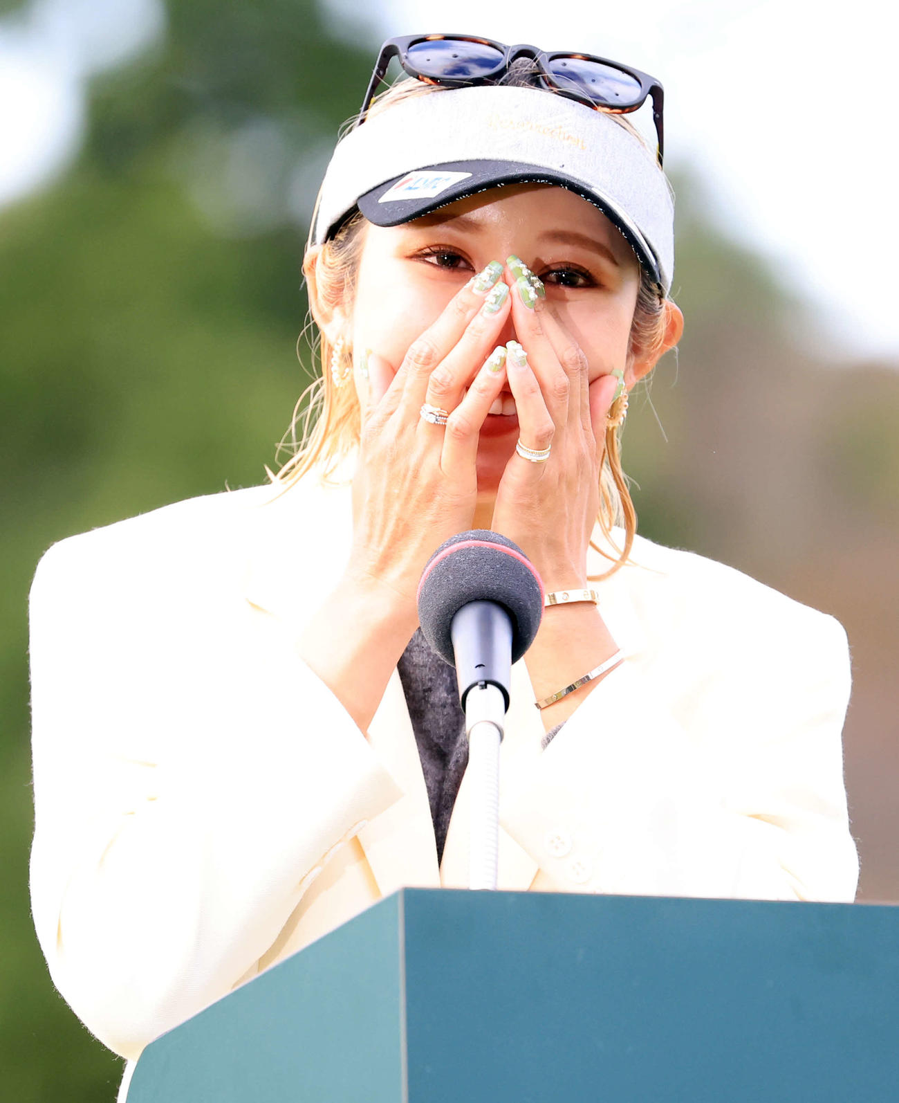 11年ぶりの優勝を決めた金田は、優勝スピーチで涙をこらえる（撮影・浅見桂子）