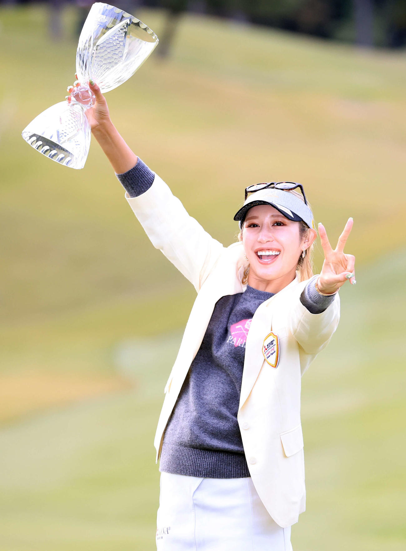 11年ぶりの優勝を決めた金田は、優勝杯を手にVサイン（撮影・浅見桂子）