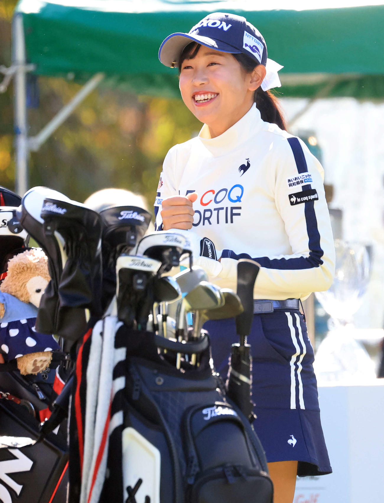 1番、ティーで笑顔の菅沼（撮影・浅見桂子）
