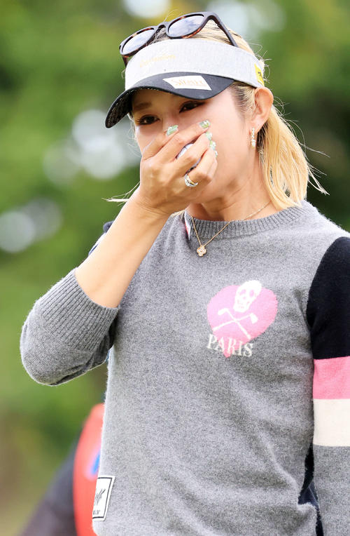 18番、ウイニングパットを沈めて11年ぶりの優勝を決めた金田は涙をこらえる（撮影・浅見桂子）
