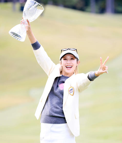 11年ぶりの優勝を決めた金田は、優勝杯を手に笑顔でVサイン（撮影・浅見桂子）