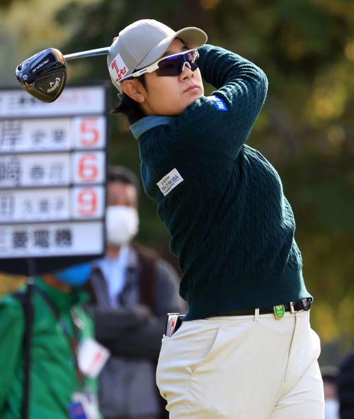 1番、ティーショットを放つ川岸（撮影・浅見桂子）