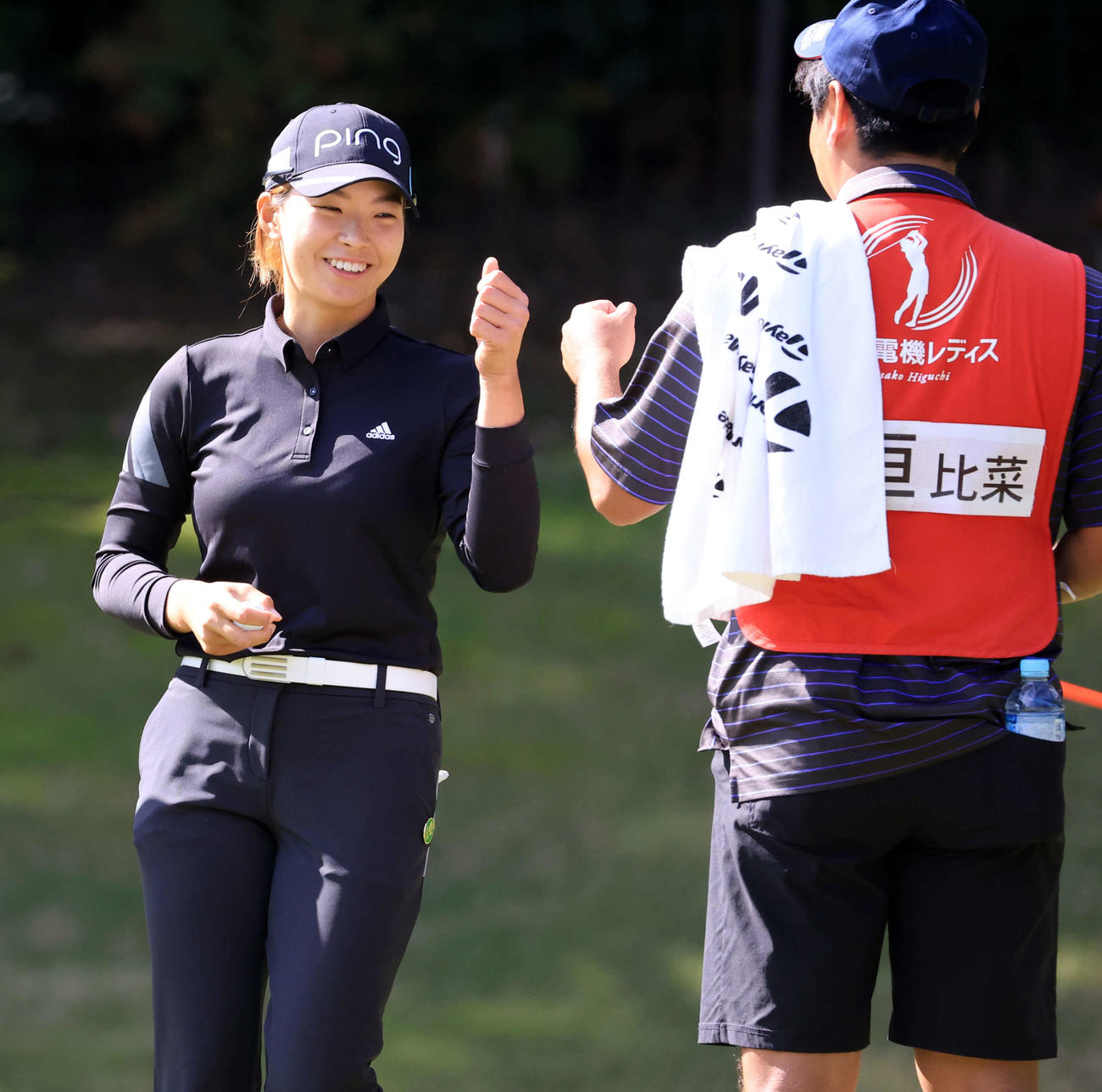 1番、バーディーを決め笑顔でグータッチする渋野（撮影・浅見桂子）