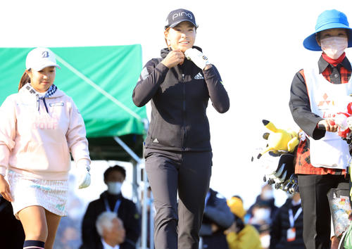 10番、ティーショットを放ち歩き出す渋野（撮影・浅見桂子）