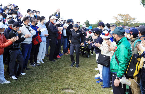 10番、大勢のギャラリーの拍手の中、ティーに向かう渋野（撮影・浅見桂子）
