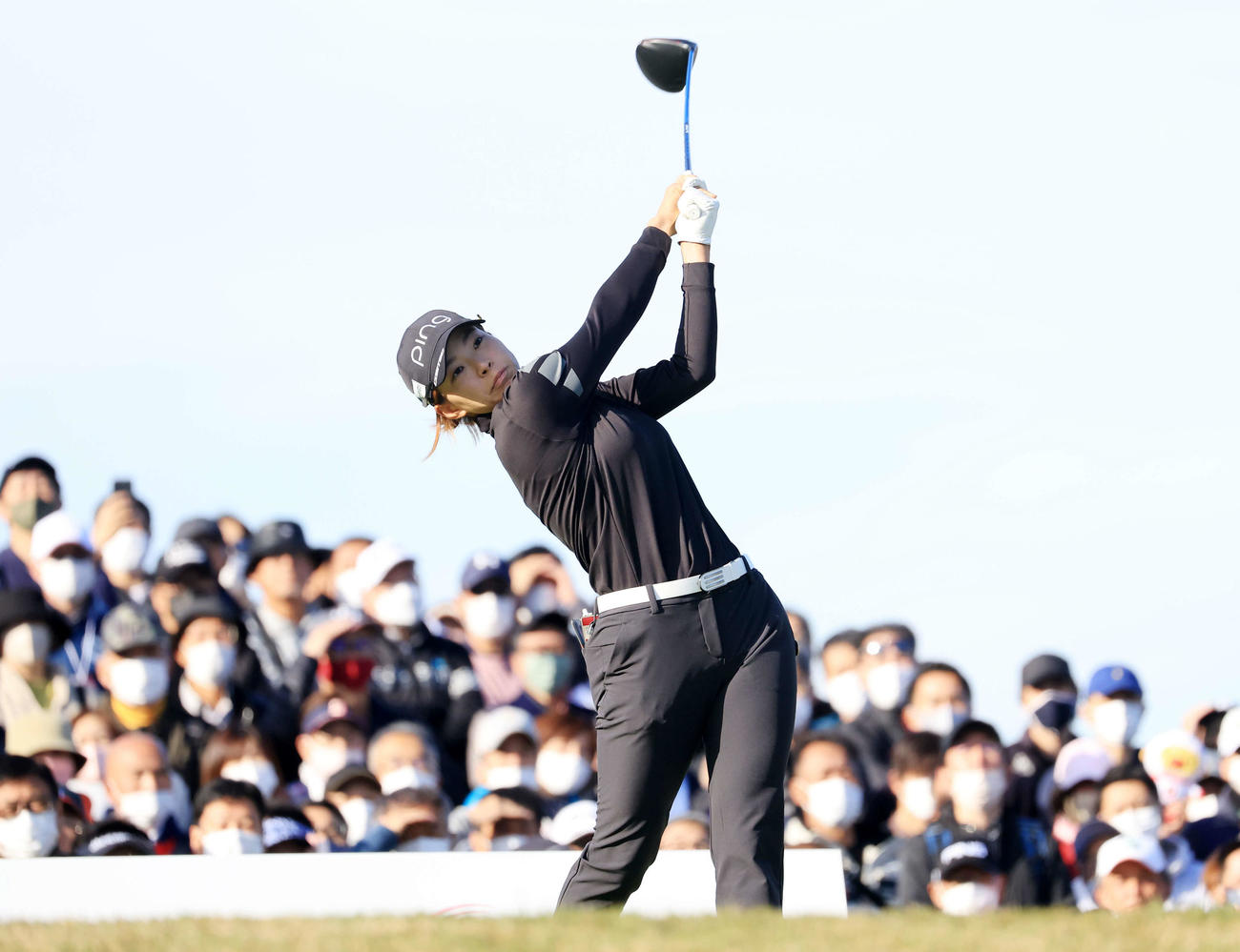 10番、ティーショットを放つ渋野（撮影・浅見桂子）