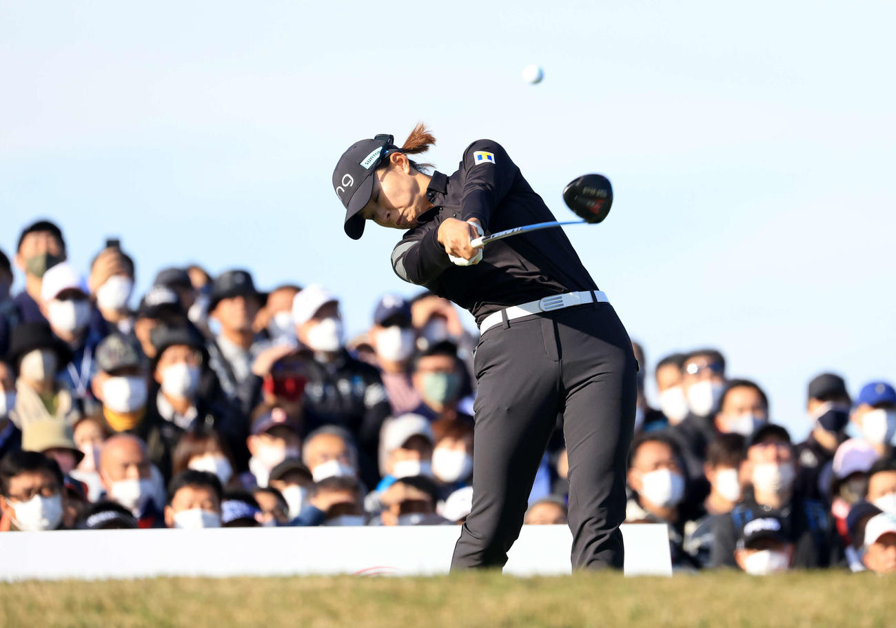 10番、ティーショットを放つ渋野（撮影・浅見桂子）