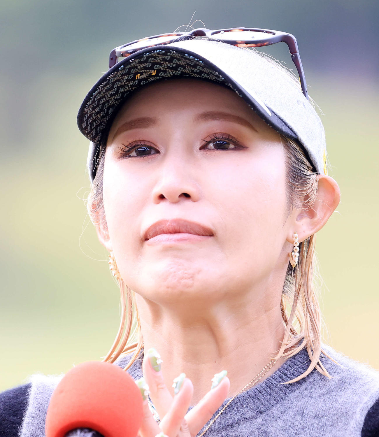 11年ぶりの優勝を決めた金田は、インタビューで涙をこらえる（撮影・浅見桂子）