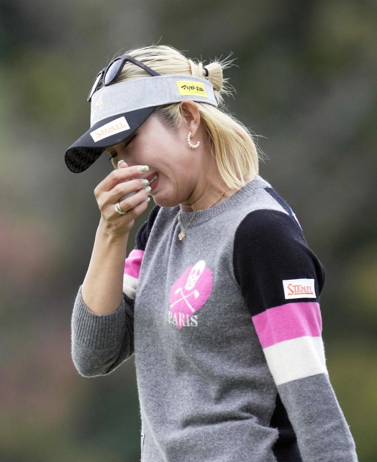 通算9アンダーで優勝し、感極まる金田久美子（共同）