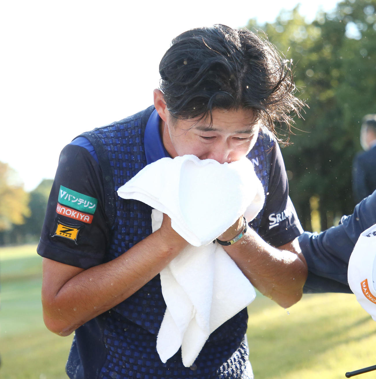 優勝し、うれし涙する星野陸也（撮影・宮地輝）