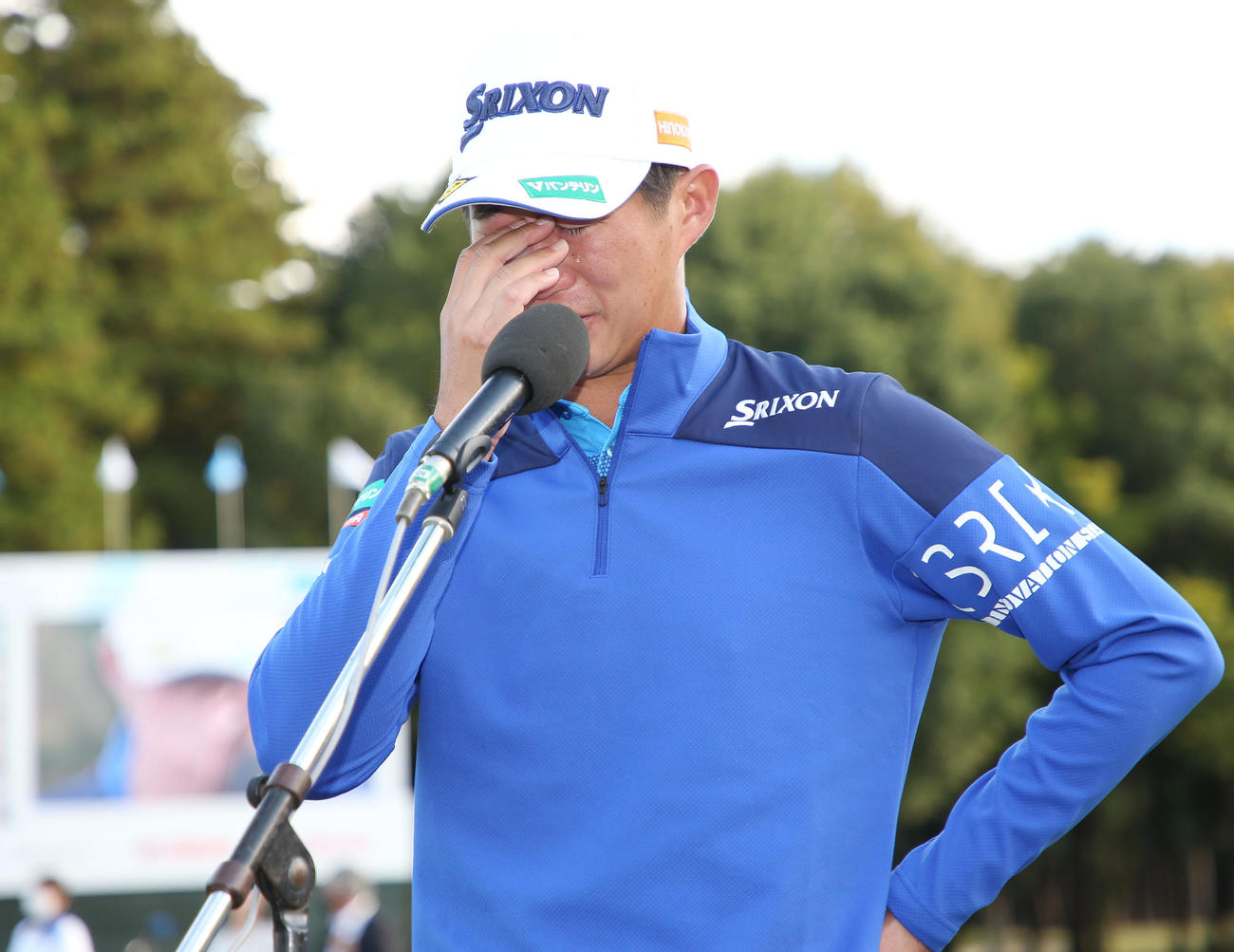 優勝インタビュー中、涙があふれる星野陸也（撮影・宮地輝）
