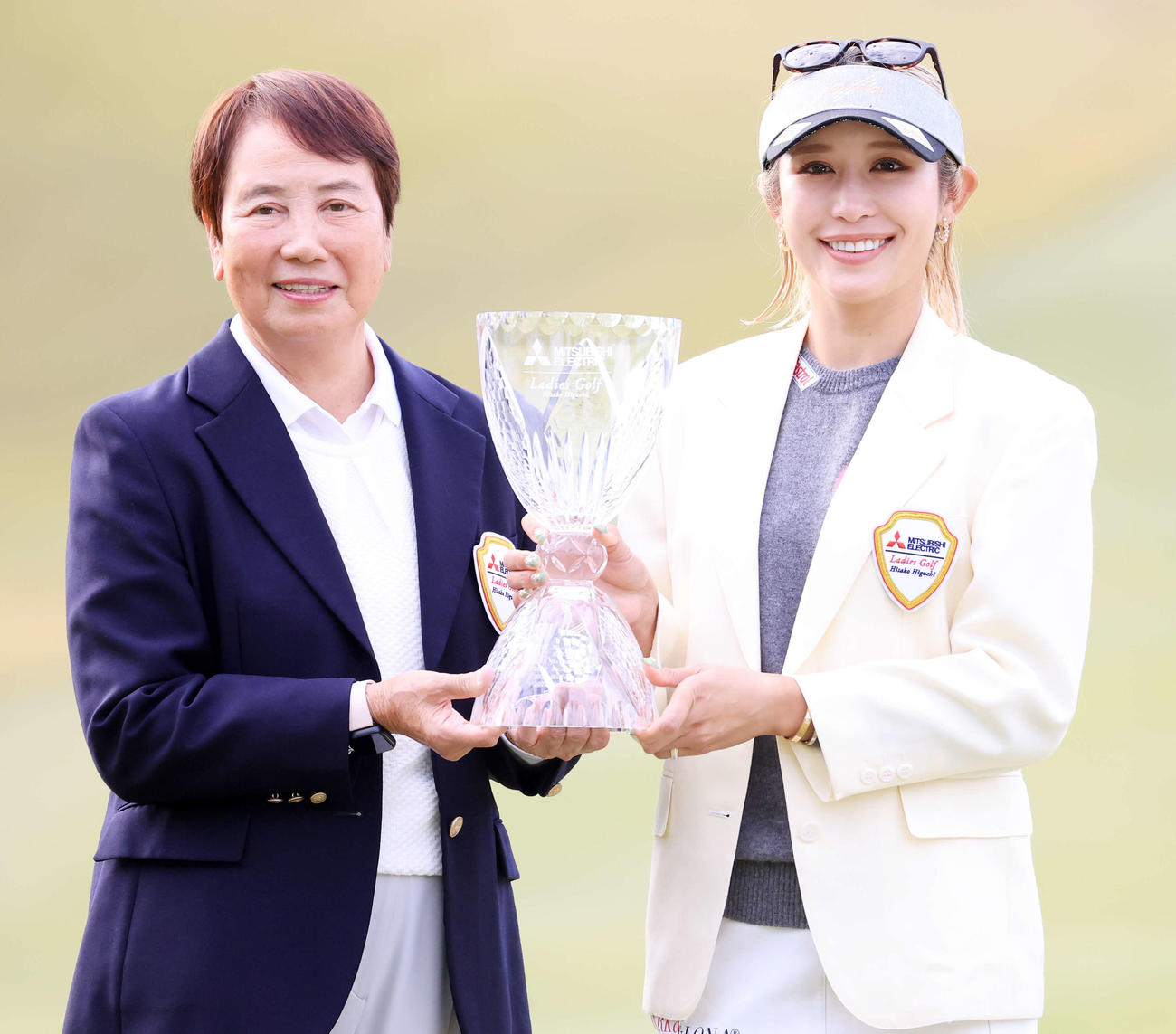 11年ぶりの優勝を決めた金田（右）は、優勝杯を手に樋口氏と笑顔（撮影・浅見桂子）