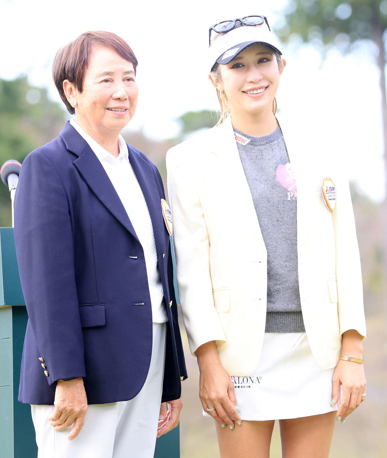 11年ぶりの優勝を決めた金田（右）は、樋口久子氏にチャンピオンジャケットを着せてもらい記念撮影（撮影・浅見桂子）