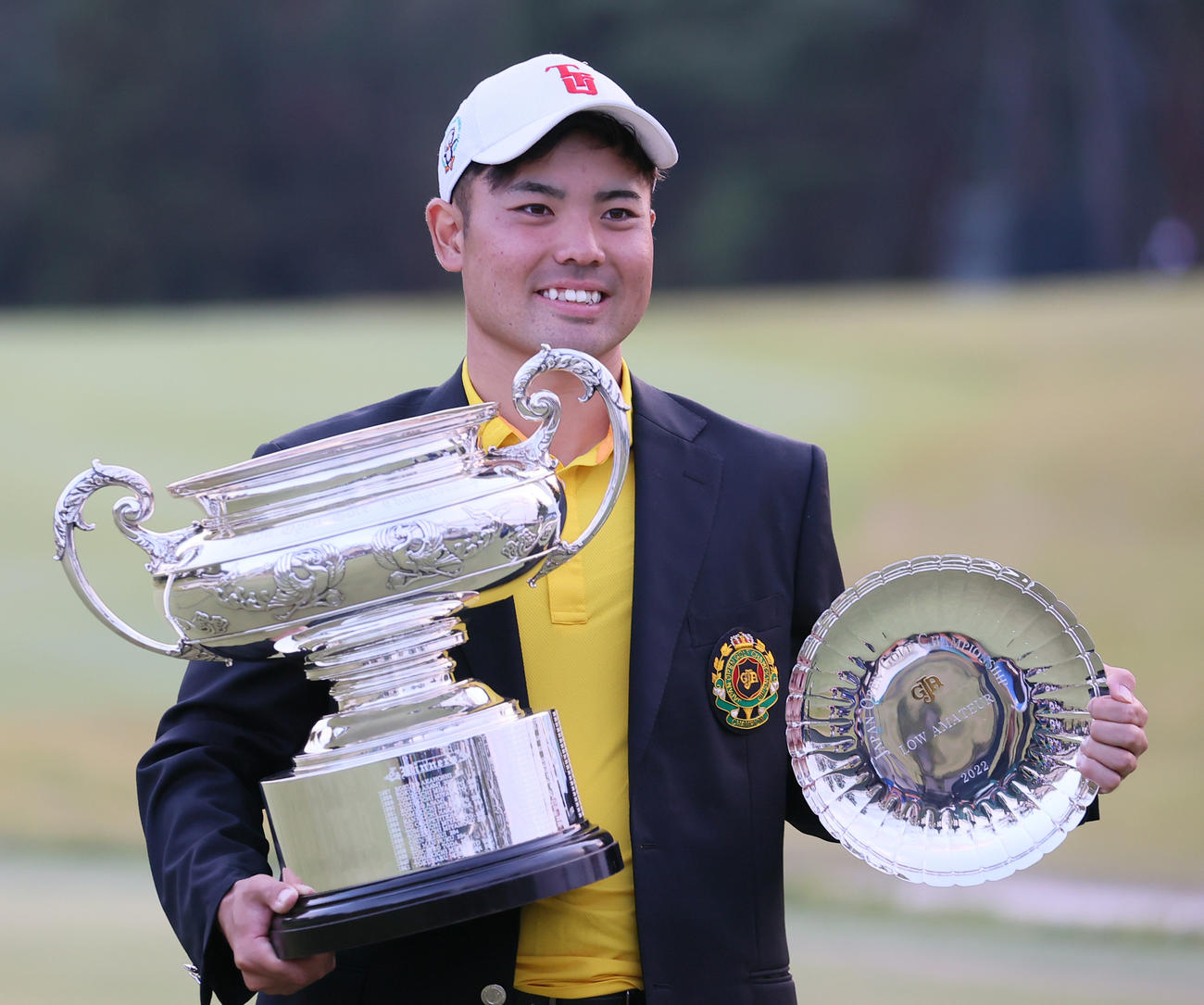 日本オープンゴルフ選手権・最終日　優勝カップを手に笑顔を見せる蝉川泰河（2022年10月23日撮影）