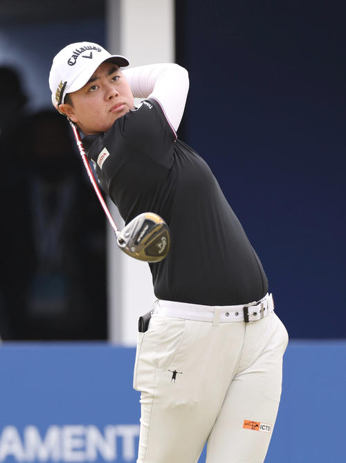 1番、ティーショットを放つ笹生（撮影・前田充）