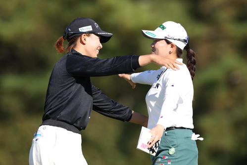 18番、勝（右）と抱き合ってホールアウトする渋野（撮影・前田充）