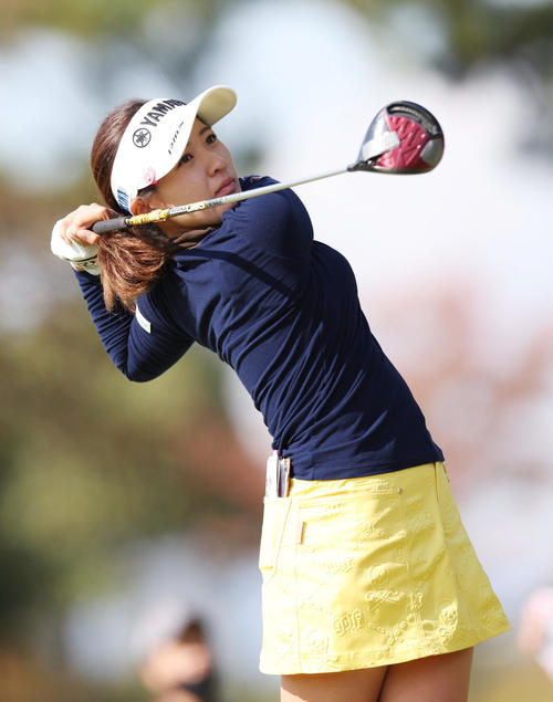 9番、ティーショットを放つ永井花奈（撮影・前田充）